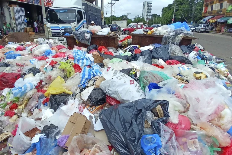 Santa Cruz colapsa en basura por deudas, menor recaudación y fin del subsidio