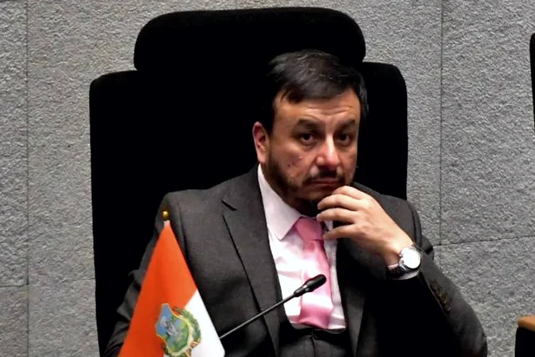 Tras tres faltas, Medinaceli encara la interpelación y niega corrupción