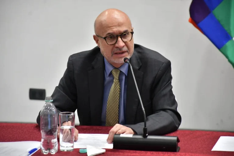 Gobierno anula 161 decretos que permitían contrataciones estatales sin licitación