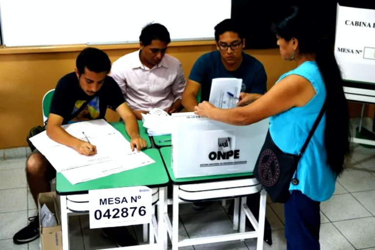 Con retrasos y 35 candidatos en expectativa, comienzan las votaciones presidenciales en Perú