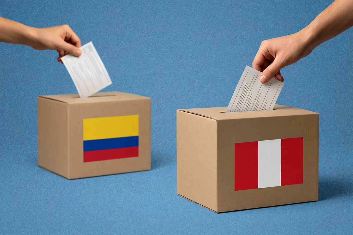 Anforas con las banderas de Perú y Colombia.