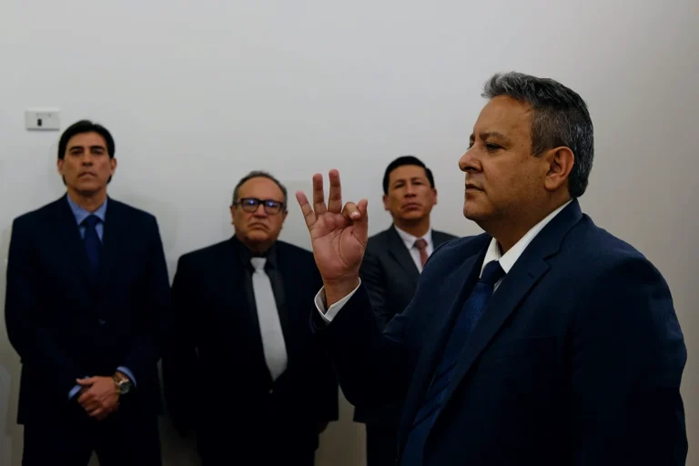 En medio de crisis en hidrocarburos, Paz posesiona a Daroca como presidente interino de YPFB
