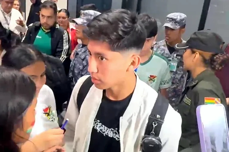 La Verde vuelve a casa entre aplausos y orgullo tras su campaña en el repechaje