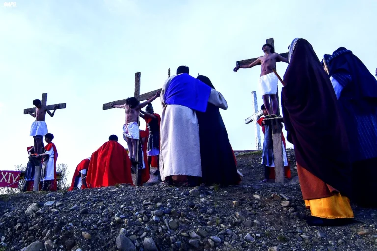 Peregrinaciones y viacrucis expresan la fe de la población católica del país