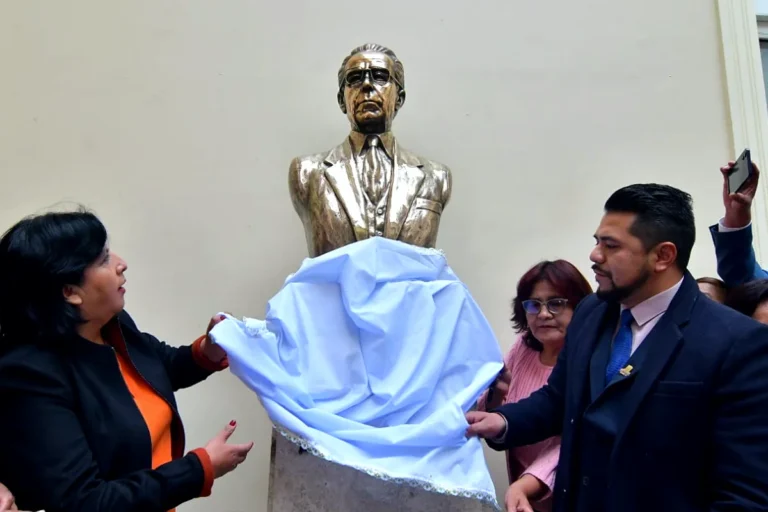 La Asamblea redefine su memoria histórica con restituciones y retiros de bustos políticos