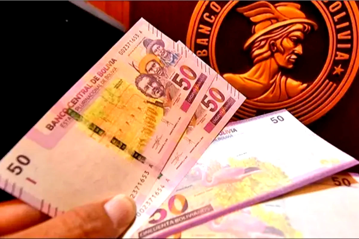 Imagen de billetes con el logo del Banco Central de Bolivia atrás.