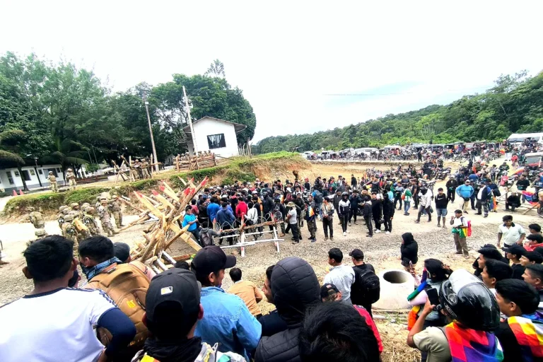 Cocaleros irrumpen en ambientes del Ejército ante el temor de una detención de Evo