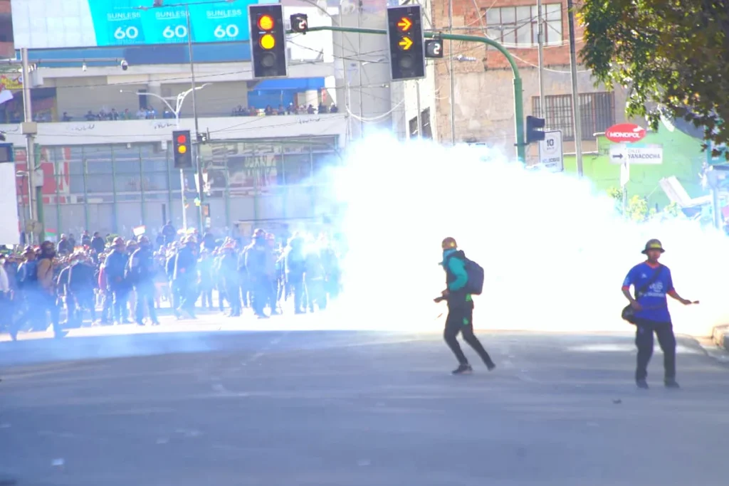 Violenta jornada de violencia en La Paz: el Gobierno llama a Gran Encuentro