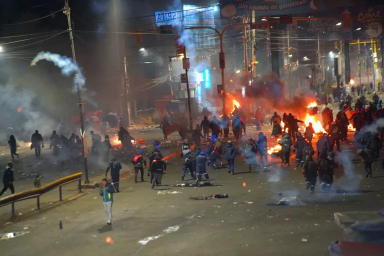 Operativo de desbloqueo desata enfrentamientos y tensión en El Alto