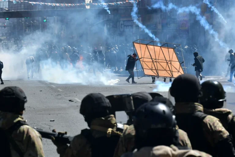 Jornada de violencia: enfrentamientos y crisis política ponen a prueba al Gobierno