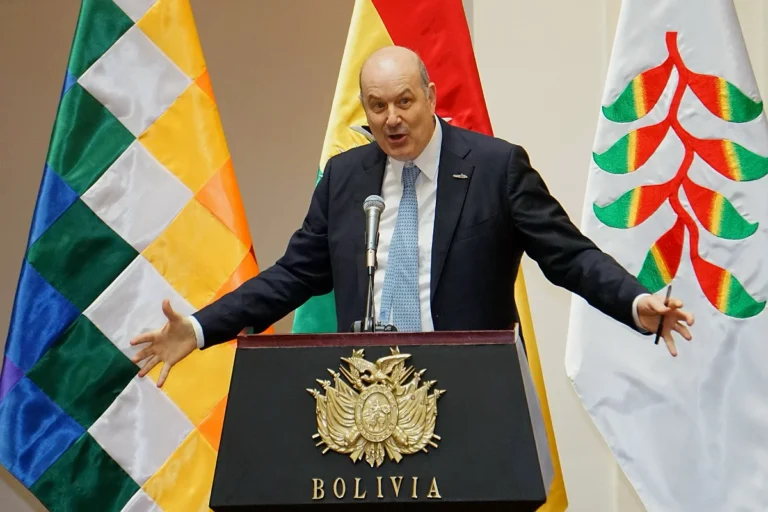 Asesor económico de Milei impulsa en Bolivia el debate entre desregulación y Estado fuerte