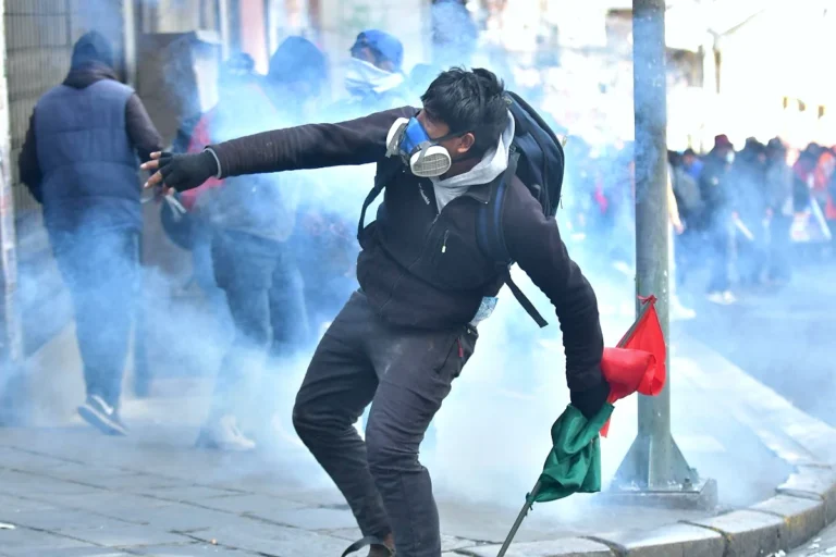 Emiten orden de aprehensión contra Argollo en medio de violentos enfrentamientos