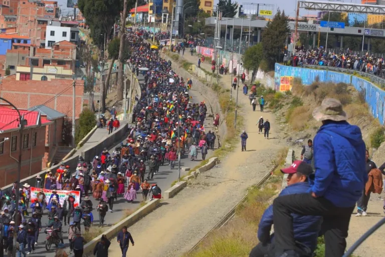54 bloqueos cercan al país y Tuto denuncia “crímenes de lesa humanidad”
