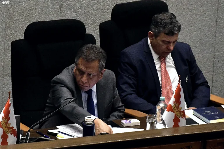 Ministro Oviedo logra evitar la censura tras interpelación en la ALP