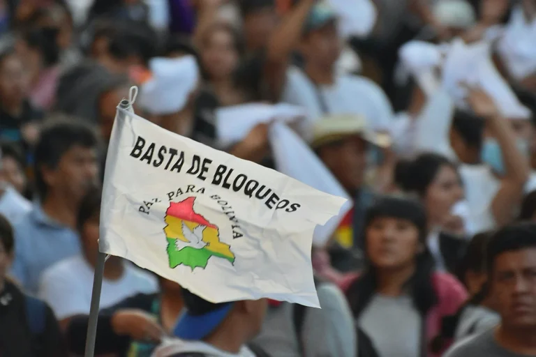 Las marchas cívicas se expanden en el país por la democracia y contra los bloqueos