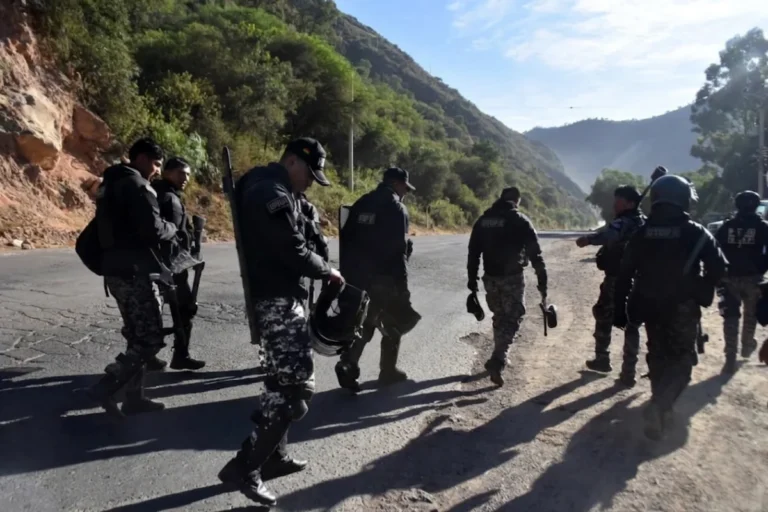 Operativo de desbloqueo en Cochabamba escala con explosiones de dinamita