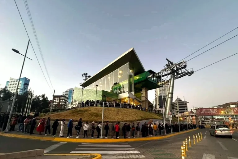Paro indefinido de transporte y 65 puntos de bloqueo agravan la crisis de las familias