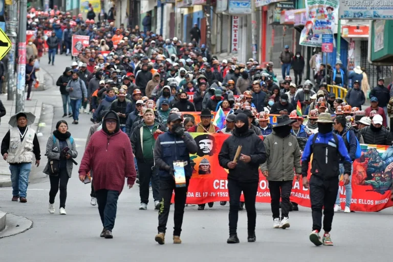 55 bloqueos cercan al país y profundizan la crisis económica y social