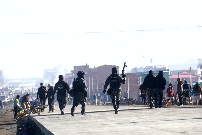Policía rescatado, minibús incendiado, choques y éxito parcial del corredor humanitario