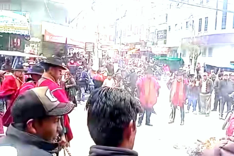 Los Ponchos Rojos causan caos en El Alto y se enfrentan a la Policía