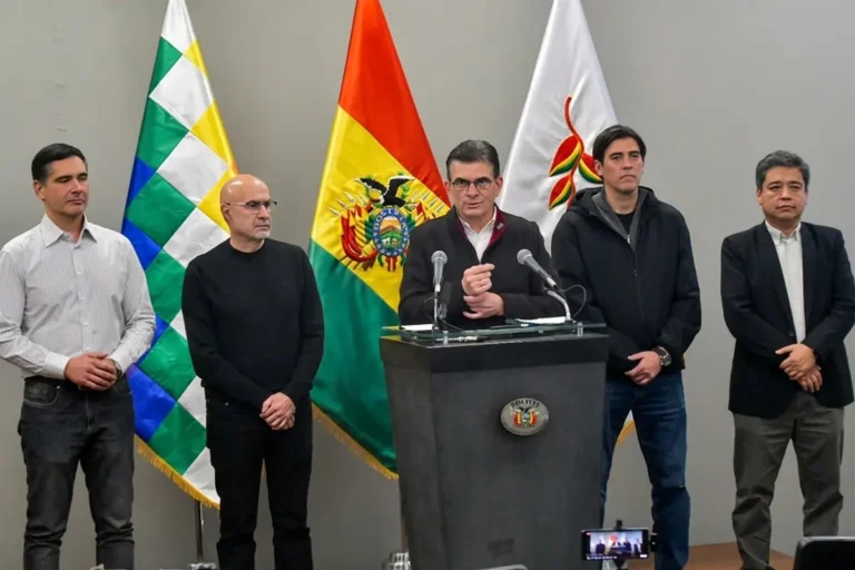 Paz anuncia reordenamiento de su gabinete y negociación con sectores sociales