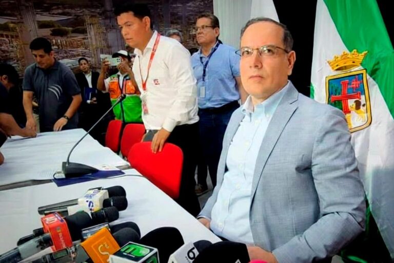 Akly salió del país pese a restricción legal y el Gobierno investiga posible red de encubrimiento
