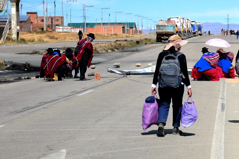 Bloqueos indefinidos cercan La Paz, mientras crecen amenazas de radicalización contra Rodrigo Paz