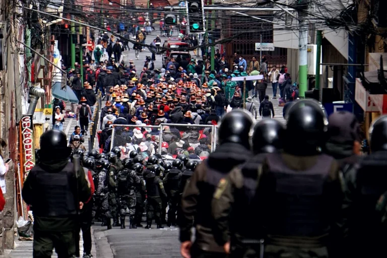 Tras los enfrentamientos, La Paz retoma la normalidad y el aeropuerto de El Alto reanuda operaciones