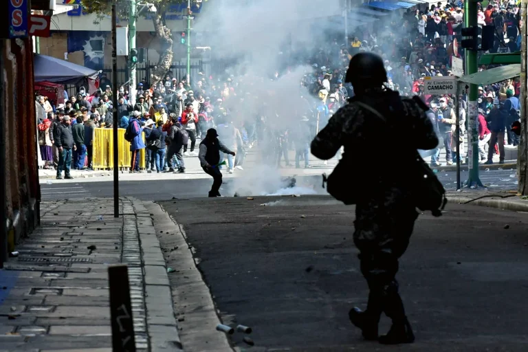 Enfrentamientos: la COB y campesinos cercan plaza Murillo y descartan diálogo