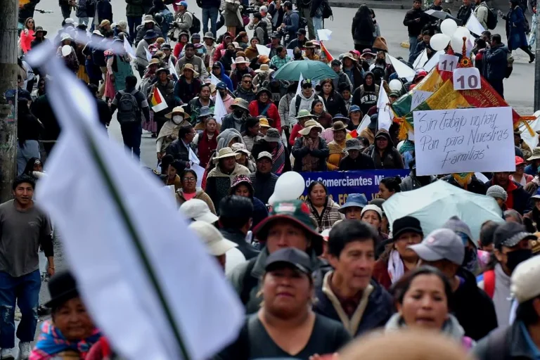 Bolivia en tres frentes: diálogo, rechazo a los bloqueos y los que mantienen la presión
