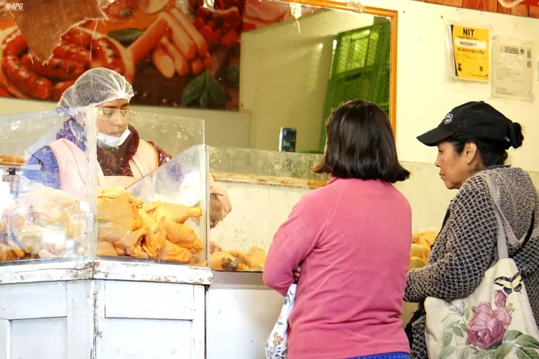 Sobreoferta y escasez: cómo los bloqueos cortaron la cadena del pollo en Bolivia