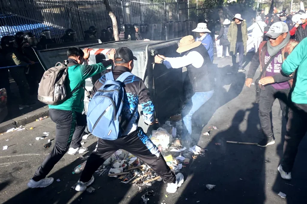 Violenta jornada de violencia en La Paz: el Gobierno llama a Gran Encuentro
