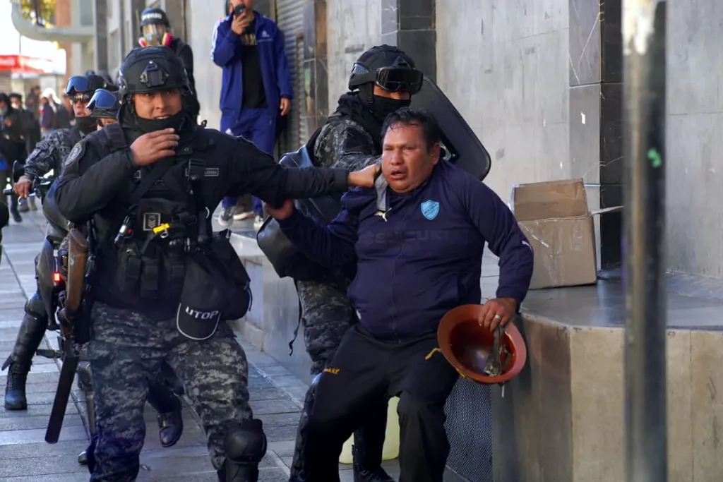 Violenta jornada de violencia en La Paz: el Gobierno llama a Gran Encuentro