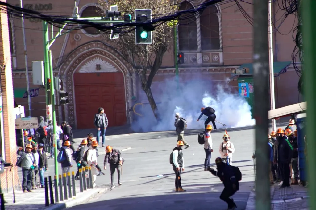Violenta jornada de violencia en La Paz: el Gobierno llama a Gran Encuentro