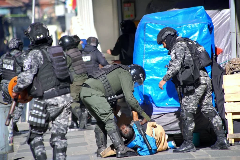 Violenta jornada de violencia en La Paz: el Gobierno llama a Gran Encuentro