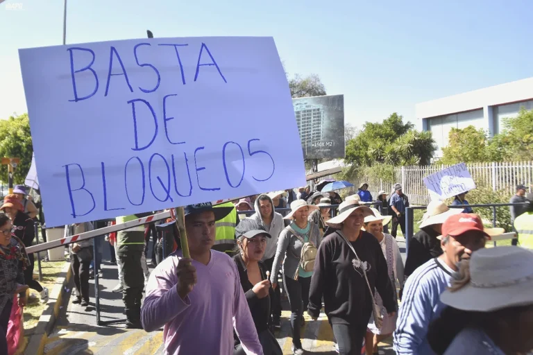 Primera jornada sin bloqueos en 53 días: hablan del “entierro político” de Evo Morales
