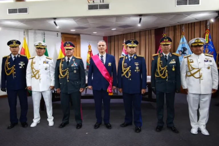 Rodrigo Paz consolida el Alto Mando Militar en medio de la crisis social