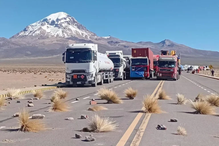 Puntos de bloqueo bajan a 52, pero cientos de choferes siguen atrapados en las rutas