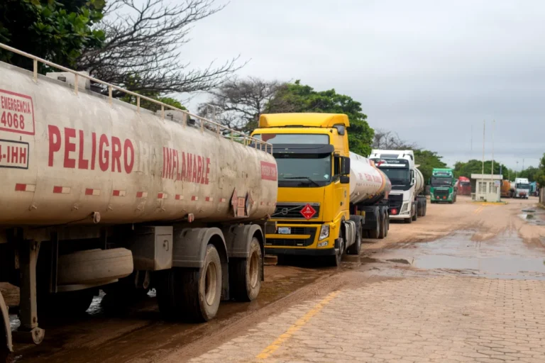 Santa Cruz sufre escasez de combustible pese a no tener bloqueos en ruta de acceso