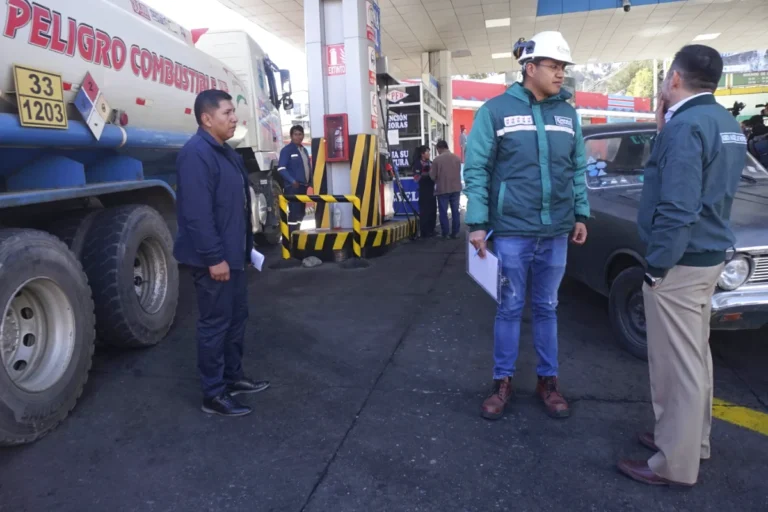 Diésel boliviano, el más barato de la región, alimenta el contrabando