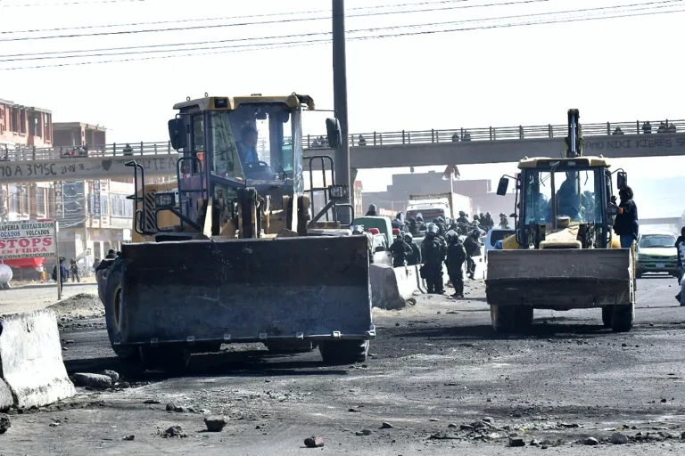 Los puntos de bloqueo se reducen a 13, de los cuales 11 están en Cochabamba