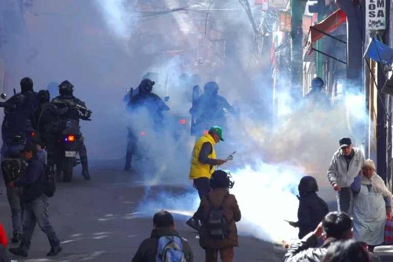 Marchas, gasificaciones y breve detención de Salazar suben la tensión de la crisis