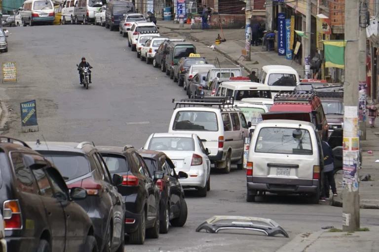 Se agrava la crisis de combustibles en La Paz en el día 47 de bloqueos