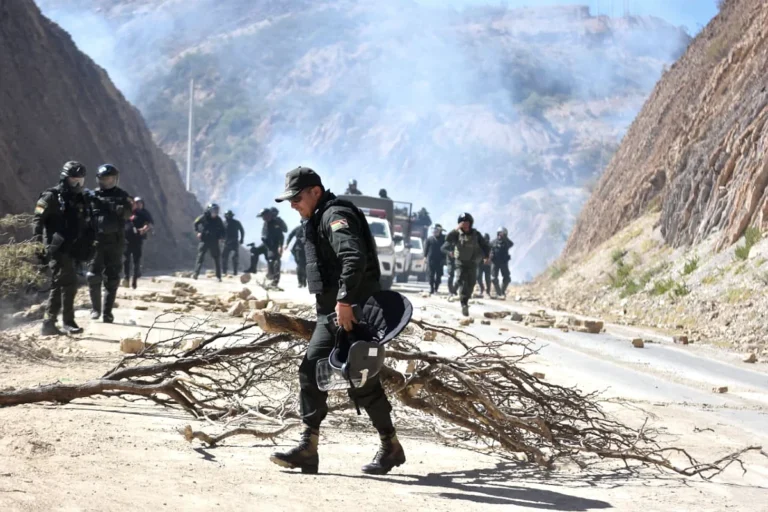 Atacan con piedras y dinamita a choferes en Llavini; la Policía acude al rescate