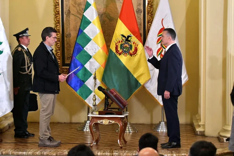 Paz posesiona a Ernesto Justiniano, ex zar antidroga, como Ministro de Defensa