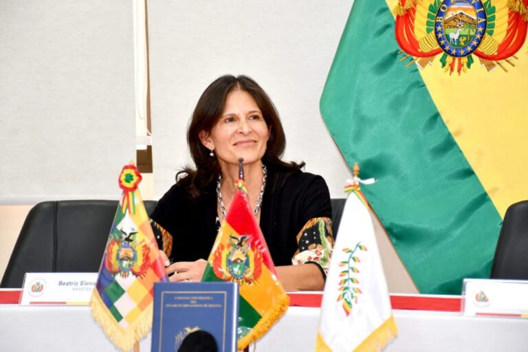Beatriz García renuncia al Ministerio de Educación en medio de la crisis política y social