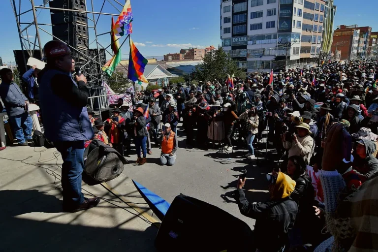 Cabildo en El Alto declara emergencia permanente y exige la renuncia de Paz
