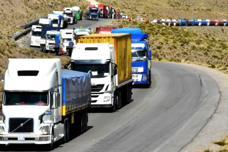 Bloqueos, diésel y ahora Colchane: escasez y conflictos ahogan al transporte