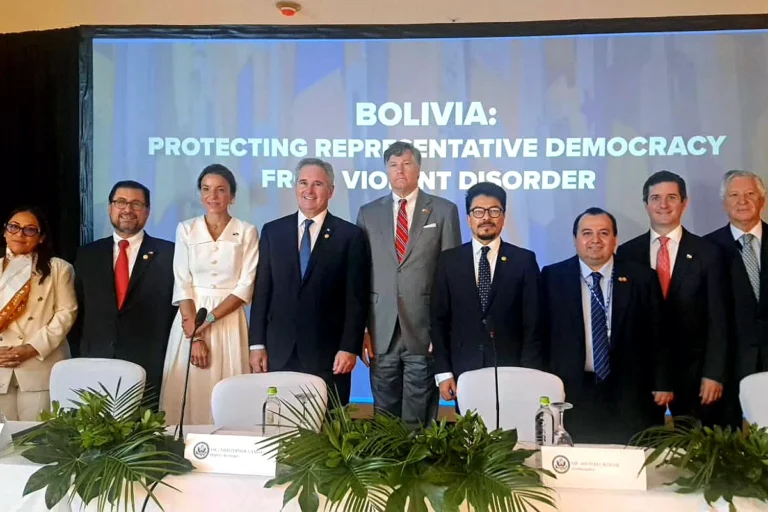 EEUU y 15 países de la OEA respaldan al gobierno de Paz y condenan los bloqueos