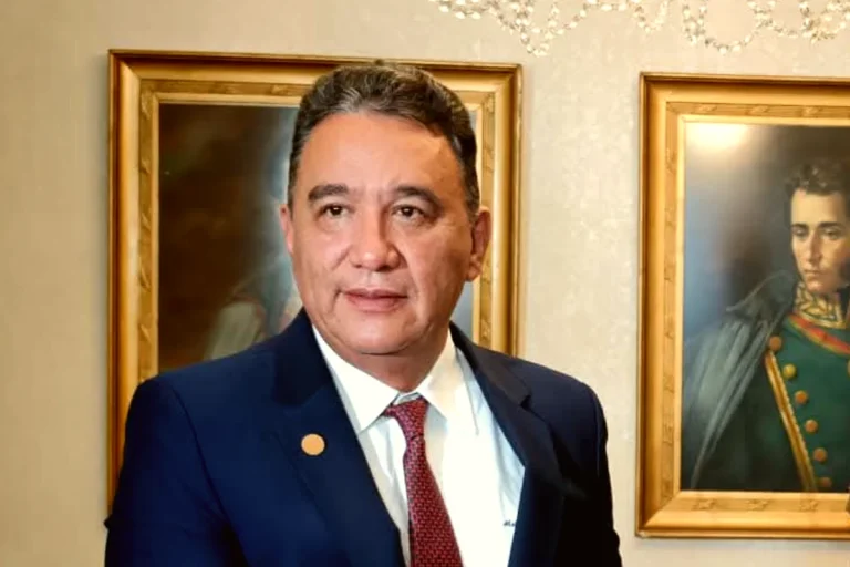 Marcelo Salinas renuncia al Ministerio de Defensa en plena crisis política y social